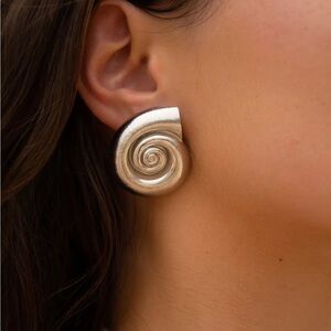 Lili Claspe shell earring